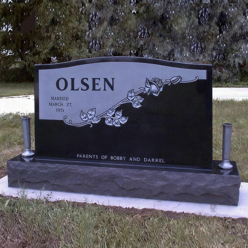 Marmurowy nagrobek z czarno-białym kontrastowym wzorem w róże