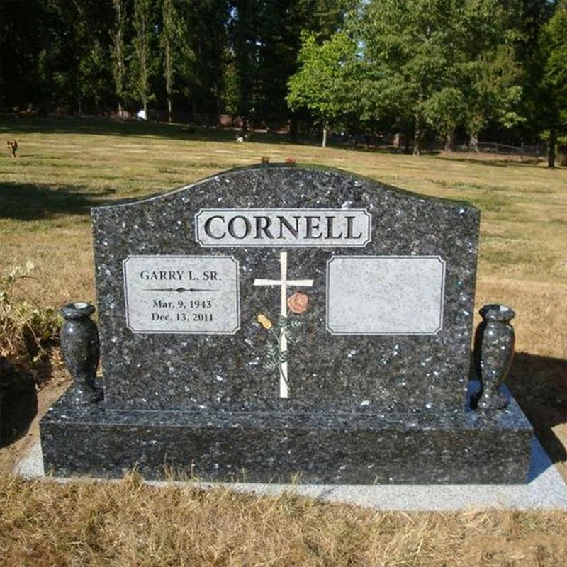 Granitowy nagrobek z krzyżem w kształcie róży