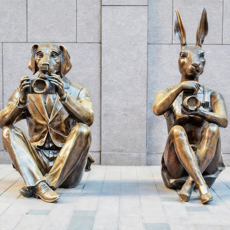 Rzeźba tematyczna „Fotograf zwierząt”.