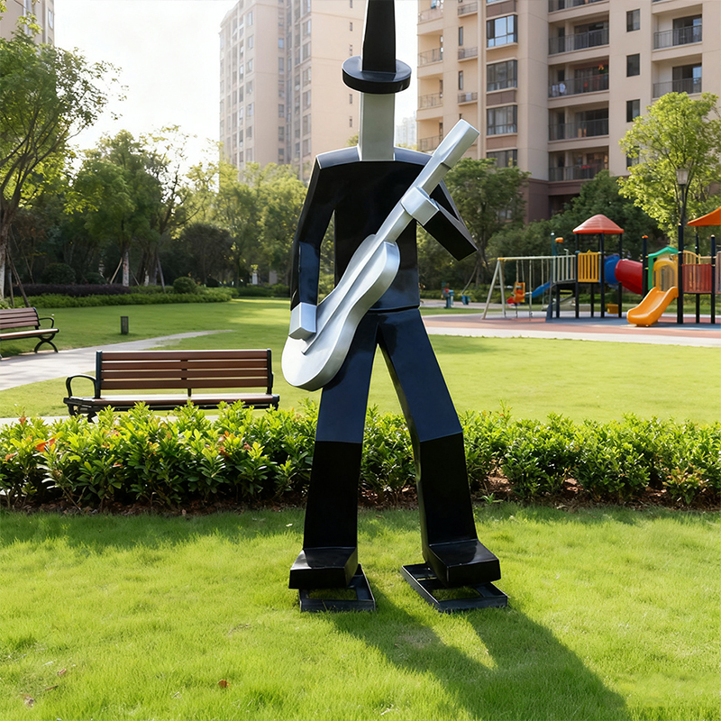 Rzeźba człowieka z włókna szklanego w abstrakcyjnym projekcie „gitarzysty”.