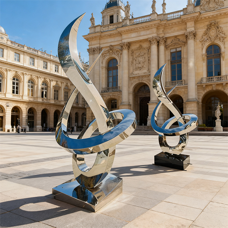 Niebiesko-srebrna, opływowa rzeźba z metalu