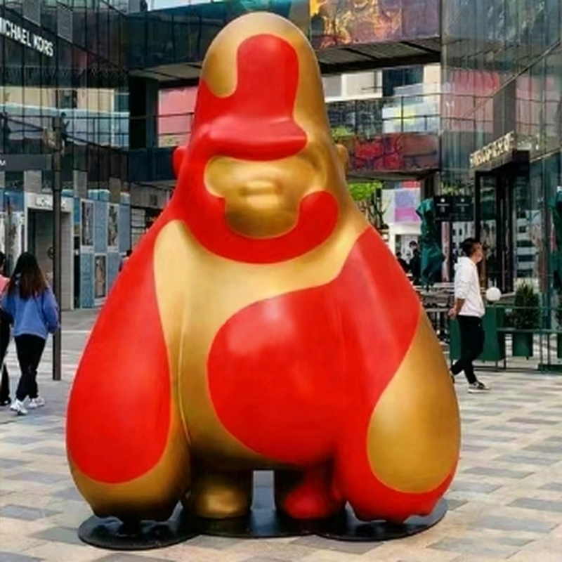 Rzeźba goryla z włókna szklanego