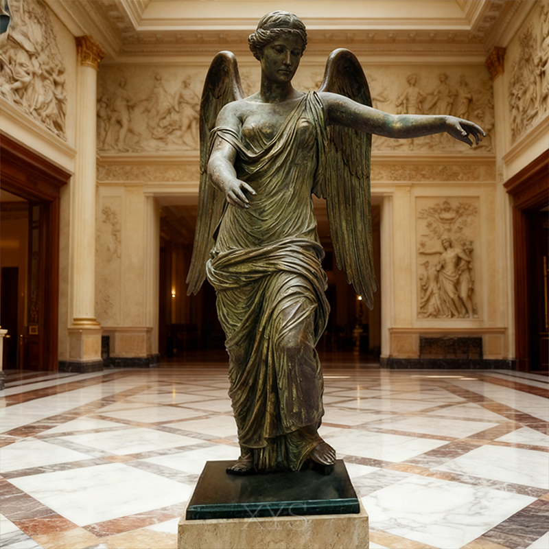 Brązowa rzeźba skrzydlatej bogini Nike w pomieszczeniach