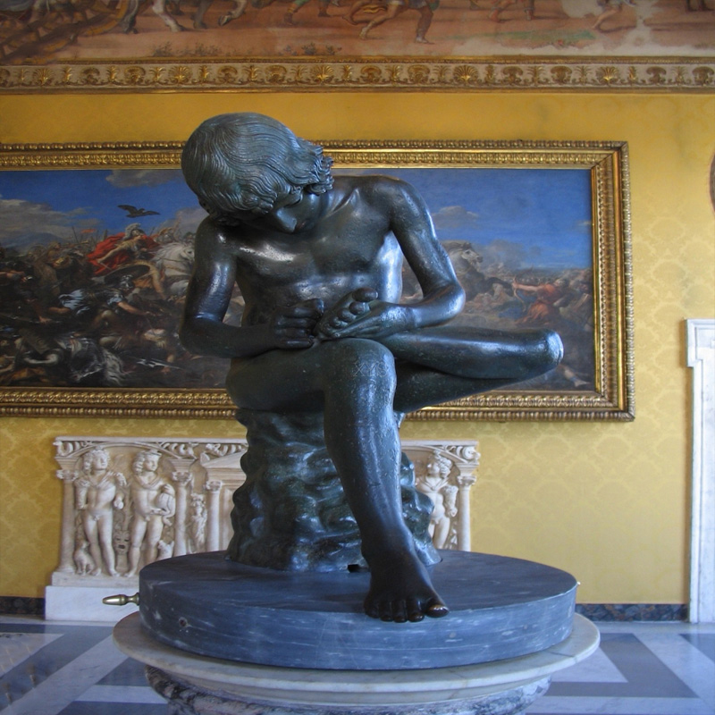 Trwała marmurowa rzeźba ludzka na zewnątrz, przedstawiająca chłopca wyciągającego cierń ze stopy, projekt europejski