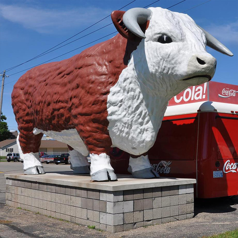 Gigantyczna rzeźba krowy z włókna szklanego