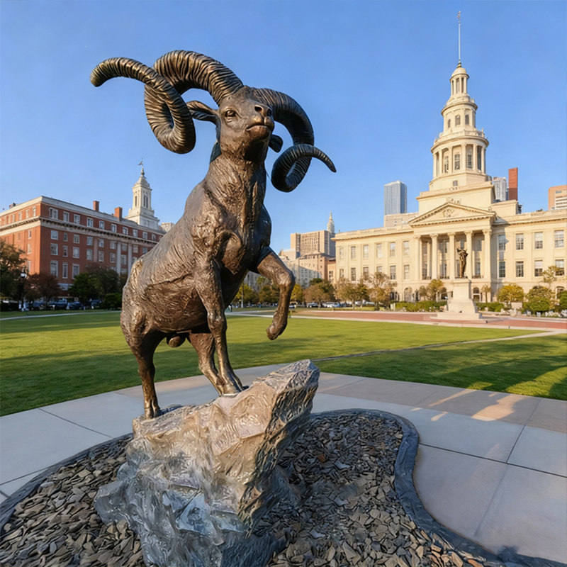 Brązowa rzeźba barana wielkiego rogu – dekoracja ogrodu na zewnątrz